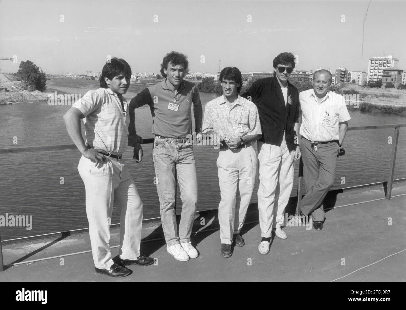Dieses Bild wurde am Vorabend eines Derbys im Mai 1989 aufgenommen. Pablo Bengoechea im Zentrum, flankiert von Betic Pumpido und dem Sevilla-Spieler Dassaev, der 135 Mal das weiße Trikot trug, sieht sich in seinen Auseinandersetzungen mit seinem ewigen Rivalen glücklich. : «Zu dieser Zeit waren die Ergebnisse fast immer günstig für Sevilla. Ich verlor bei meinem Debüt '87 in unserem Stadion, aber es war das einzige. ». Quelle: Album / Archivo ABC / Juan Manuel Serrano Becerra Stockfoto