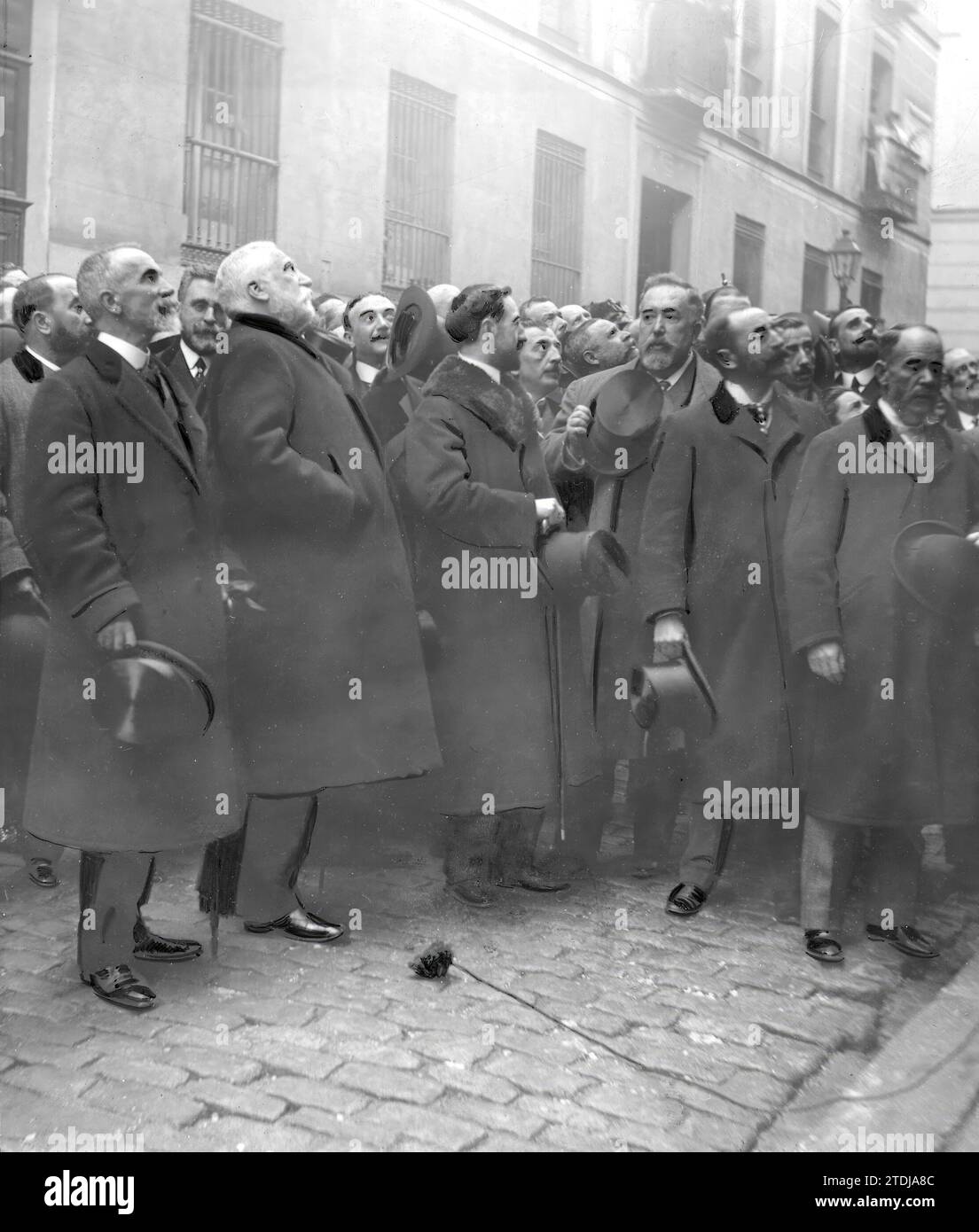 03/24/1908. Madrid. Entdeckungsgrabstein von Espronceda. Die Behörden und Kommissionen mit den Vertretern der Extremadura konzentrieren sich auf die Entdeckung des Grabsteins. Quelle: Album / Archivo ABC / Asenjo Stockfoto