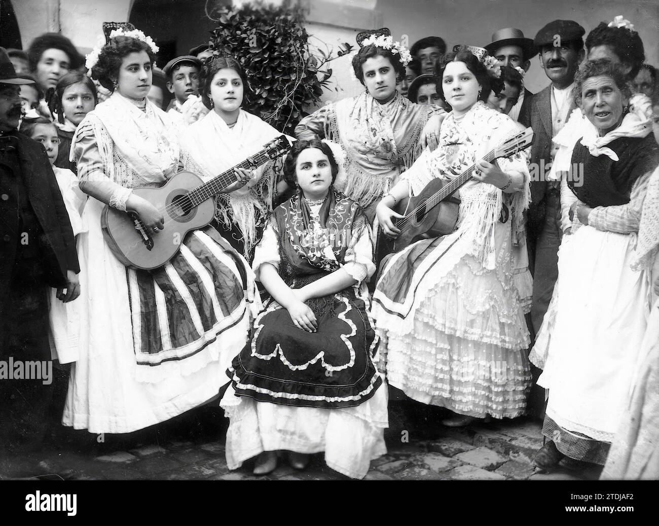 Córdoba, März 1910. Die Santo Domingo-Festlichkeiten in Córdoba. Gruppe junger Damen, die erste Preise beim typischen Paarwettbewerb des Landes gewonnen haben. Quelle: Album / Archivo ABC / Montilla Stockfoto