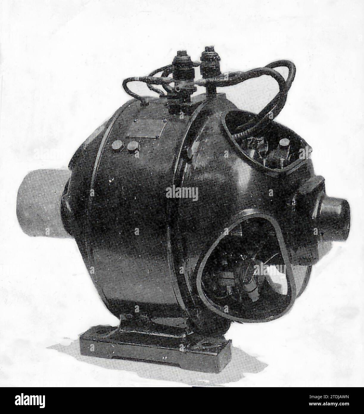 01/01/1906. Ausstellung in der Botanik der Werke der Arbeiterexpedition ins Ausland, um den Fortschritt der Industrie zu studieren - 4-Pole Dynamo mit 6 Kilowatt, 110 Volt 14,5 Ampere und 1.200 Umdrehungen, gebaut vom Arbeiter José del Castillo. Quelle: Album/Archivo ABC Stockfoto