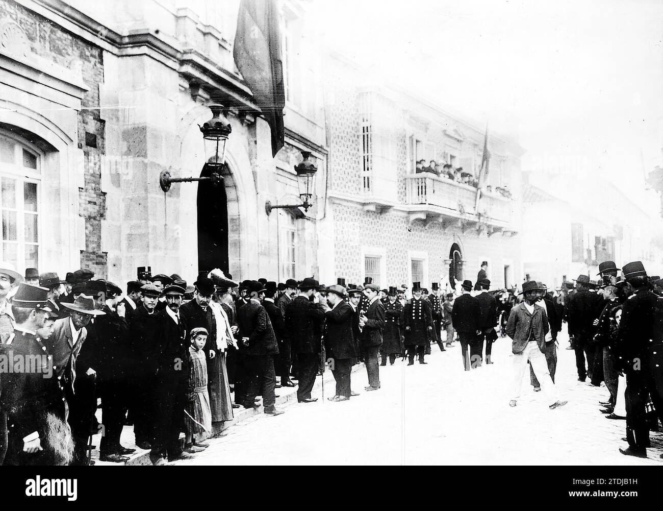 Algeciras, 1906. Im Marokkanischen Krieg versammelt sich die Bevölkerung vor dem Rathaus, das die Konferenz von Algeciras ausrichtete. Quelle: Album / Archivo ABC / Berliner Illustrationen Stockfoto