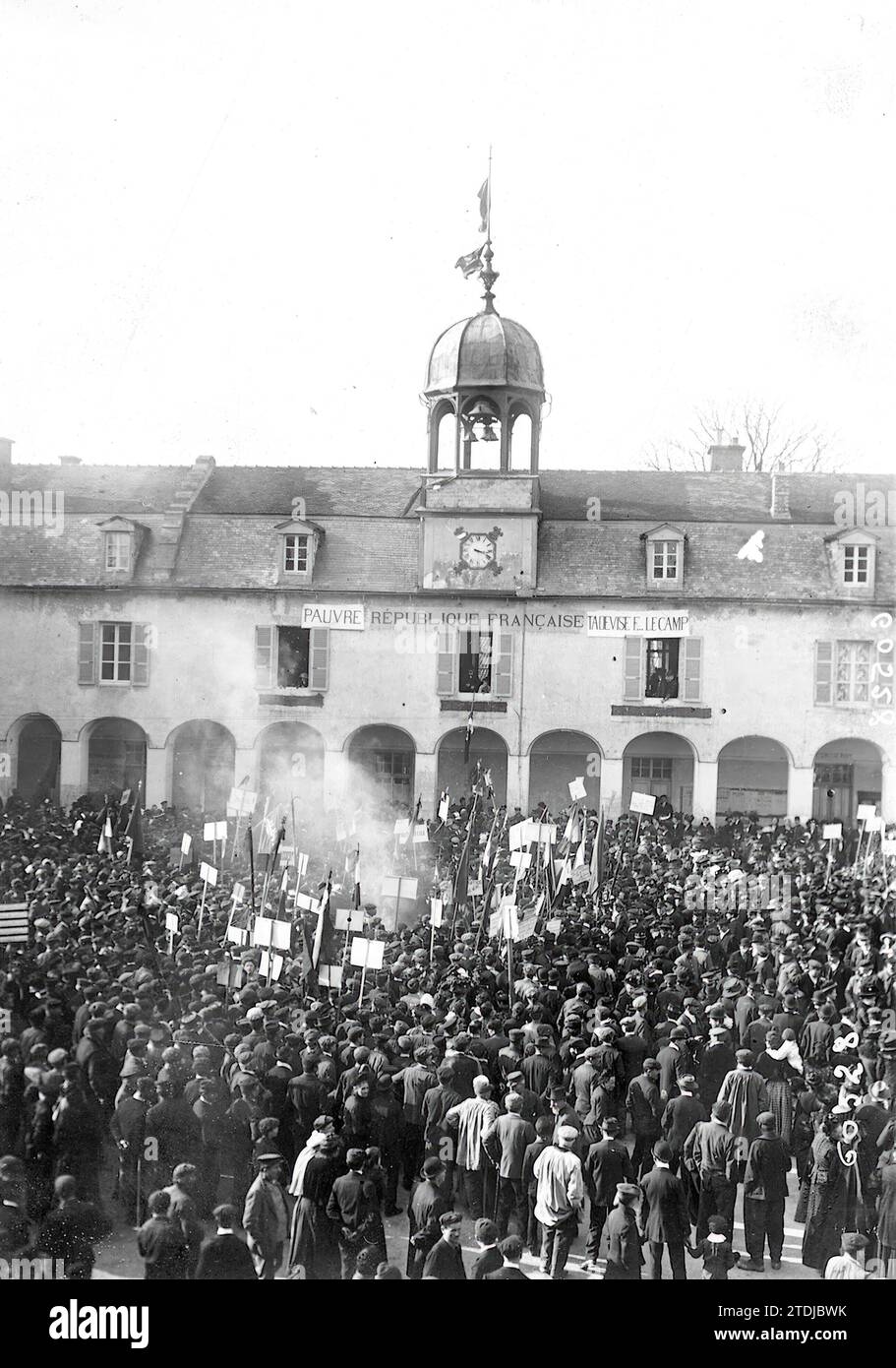 02/28/1911. Vineyarders' Streik in Frankreich - Demonstration vor dem Büro des Bürgermeisters von Bar-Sur-Aube, wo ein Bildnis des Präsidenten des Rates, M. Monis, verbrannt wurde. Quelle: Album / Archivo ABC / M. Branger Stockfoto