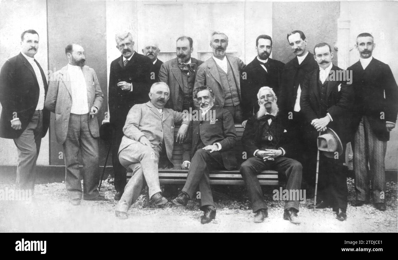 Prominente Männer der Liberalen Partei versammelten sich 1892, um die Führung von Sagasta zu ratifizieren, der neben Herrn Germán Gamazo zu sitzen scheint. - Zweiter von rechts, mit Stock und Hut, Don Torcuato Luca de Tena. In derselben Zeile, Herr José Sanchez-Guerra, Herr Antonio Maura und Herr Eduardo León y Llerena - Vierter, fünfter und sechster, von rechts gezählt. In der Fotografie sind auch Herr Amós Salvador und Herr Fernando León y Castillo zu sehen. Quelle: Album/Archivo ABC Stockfoto