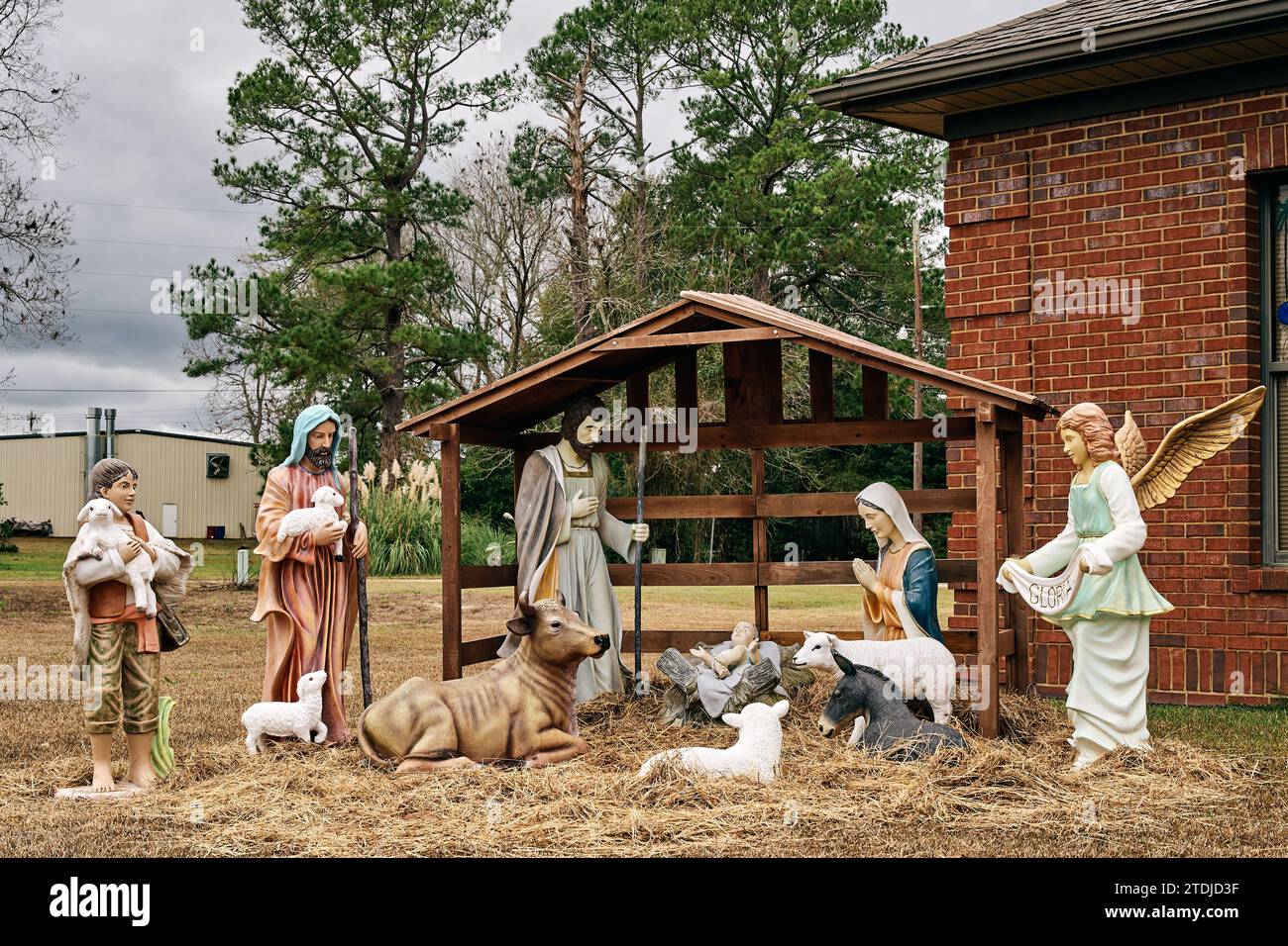 Weihnachtskrippe im Freien oder Ausstellung, die das Jesuskind in einer Krippe zusammen mit Maria und Joseph und den Weisen zeigt. Stockfoto