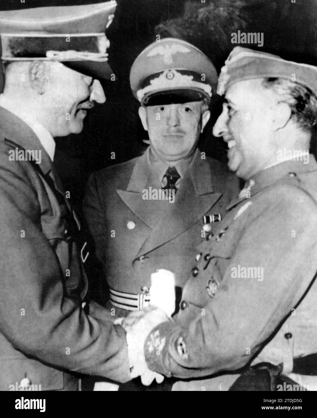10/22/1940. Interview mit Hendaye. Hitler und Franco verabschieden sich auf der Plattform mit einem Handschlag. Quelle: Album/Archivo ABC Stockfoto