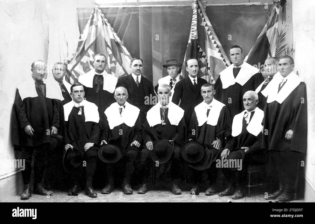 10/01/1922. Pamplona - hundertjähriges Bestehen des Heiligen Franz Xavier, der Bürgermeister des Roncal-Tals mit den typischen Trachten des Landes, die HM dem König vom großen Navarra Gayarre und dem Stellvertreter von Cortes des Bezirks überreicht wurden. Quelle: Album/Archivo ABC Stockfoto