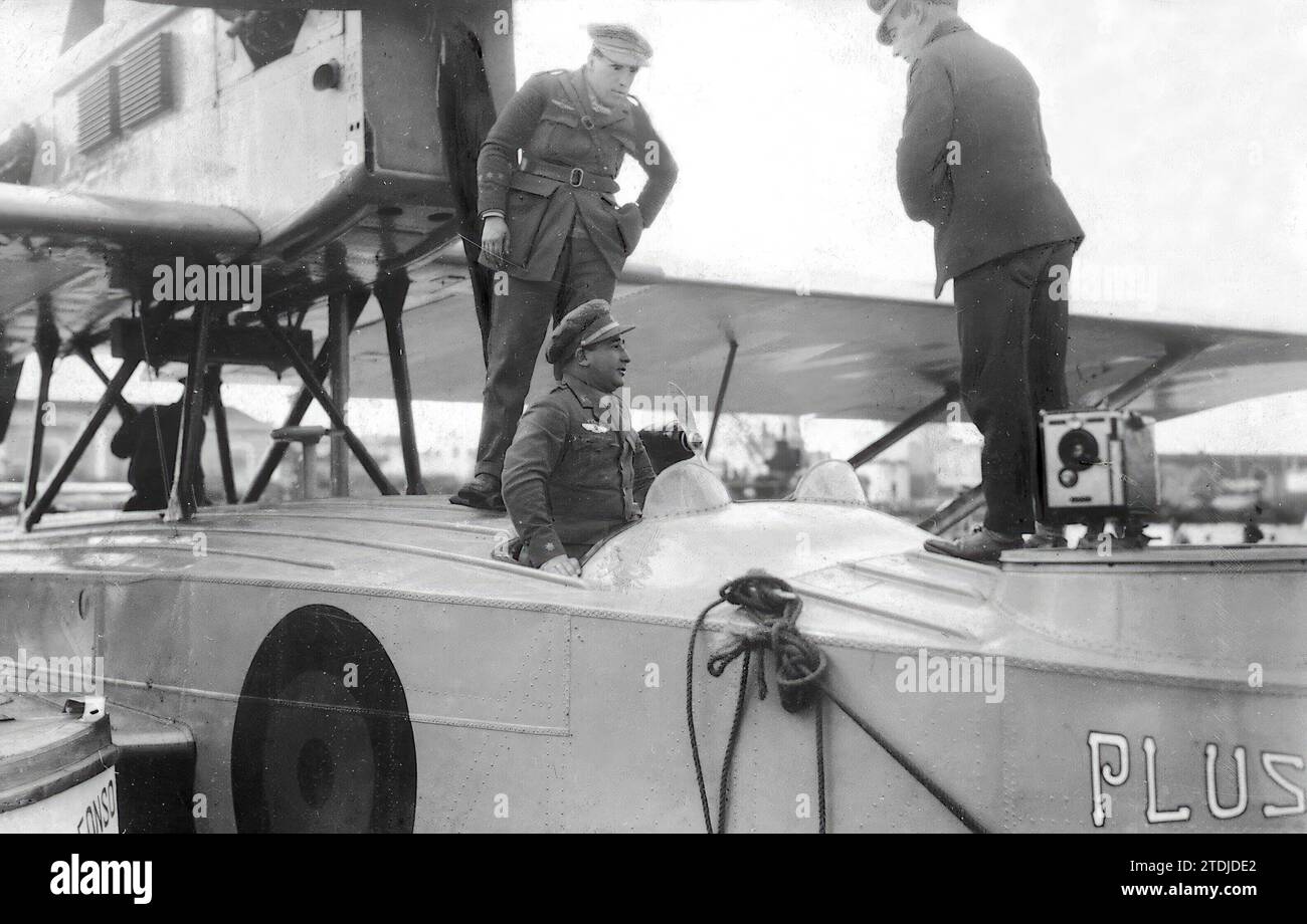 02/22/1926. Die Gran kanarischen Palmen. Ankunft des „Plus Ultra“. Die Intrepid Aviators Franco (1), Ruiz Alda (2) und Durán (3) steigen aus dem Wasserflugzeug im Hafen aus. Quelle: Album/Archivo ABC Stockfoto