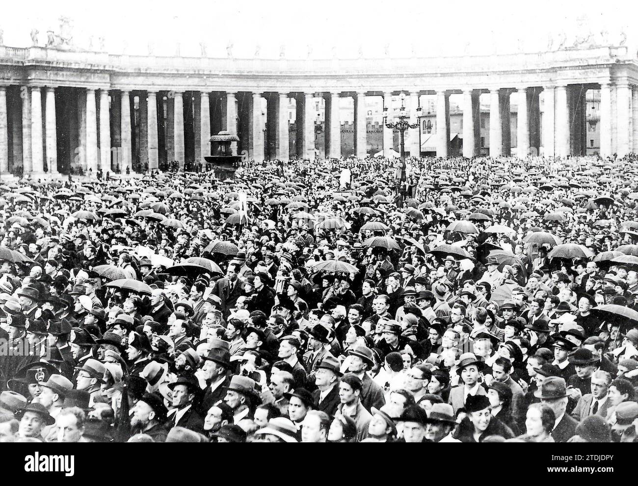 12/31/1933. Petersplatz während der Heiligsprechung von St. John Bosco - ungefähres Datum. Quelle: Album/Archivo ABC Stockfoto