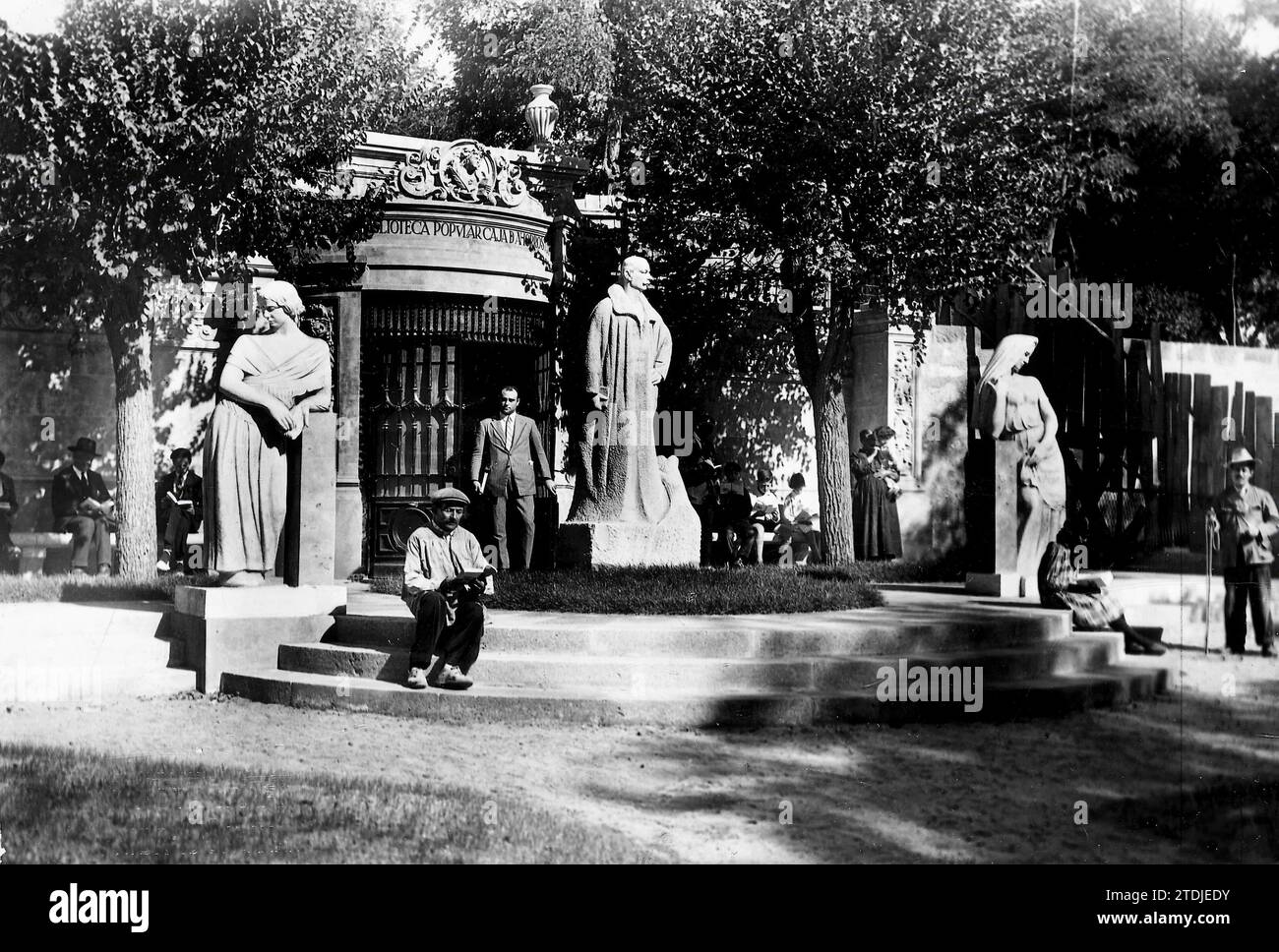 09/01/1926. Salamanca. Kulturarbeit. Beliebte Freilichtbibliothek, die im Campo de San Francisco von der Sparkasse und dem Monte de Piedad von Salamanca erbaut wurde, das Werk des Architekten D. Joaquín Secall und des Bildhauers Juan Cristóbal. (Foto A. Gombau) -. Quelle: Album / Archivo ABC / Amalio Gombau Stockfoto