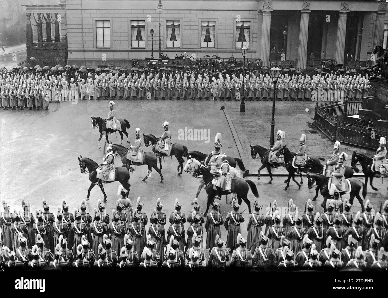 02/28/1913. Ein deutscher Nationalfeiertag, bei dem der Kaiser und seine Söhne die Truppen bei der großen Parade anlässlich des Jahrestages der deutschen Unabhängigkeit 1813 begutachten. Foto: Hugelmann. Quelle: Album / Archivo ABC / Louis Hugelmann Stockfoto