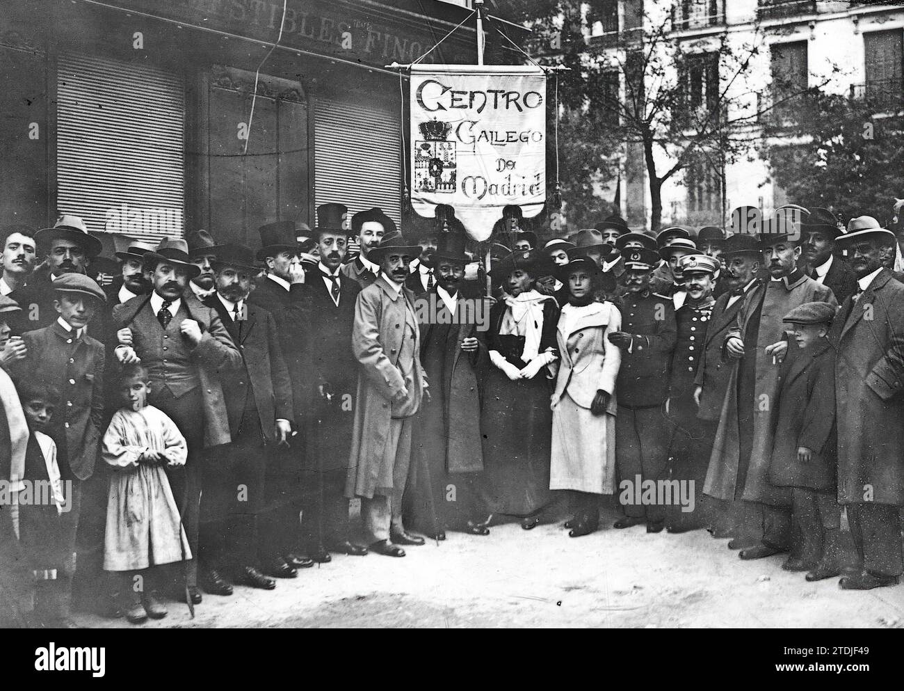 10/04/1913. Tribut an einen großartigen Musiker. Mitglieder des galizischen Zentrums von Madrid, darunter die berühmte Schriftstellerin Frau Sofía Casanova (X), die gestern vormittag vor dem Haus, in dem er im Hof lebte, dem Autor von La Arbolada Gallega, Tribut zollte. Quelle: Album / Archivo ABC / Julio Duque Stockfoto