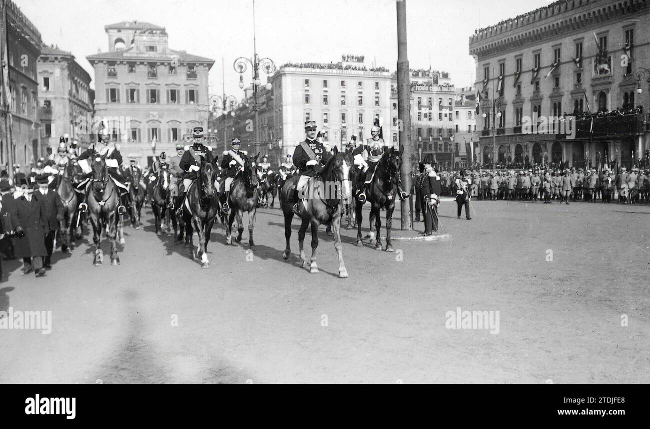Rom (Italien), 24.01.1913. König Viktor Emmanuel kam an dem Ort an, an dem er die Fahnen der aus Libyen zurückgekehrten Regimenter anlegte. Quelle: Album / Archivo ABC / Lampe Stockfoto