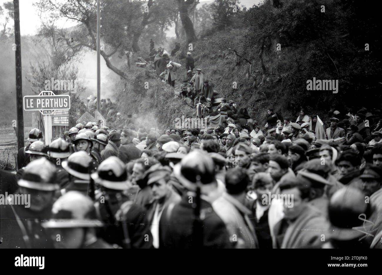 Le Perthus (Frankreich), 1939. Eine Menge spanischer Flüchtlinge überquert die Grenze nach Frankreich. Quelle: Album/Archivo ABC Stockfoto