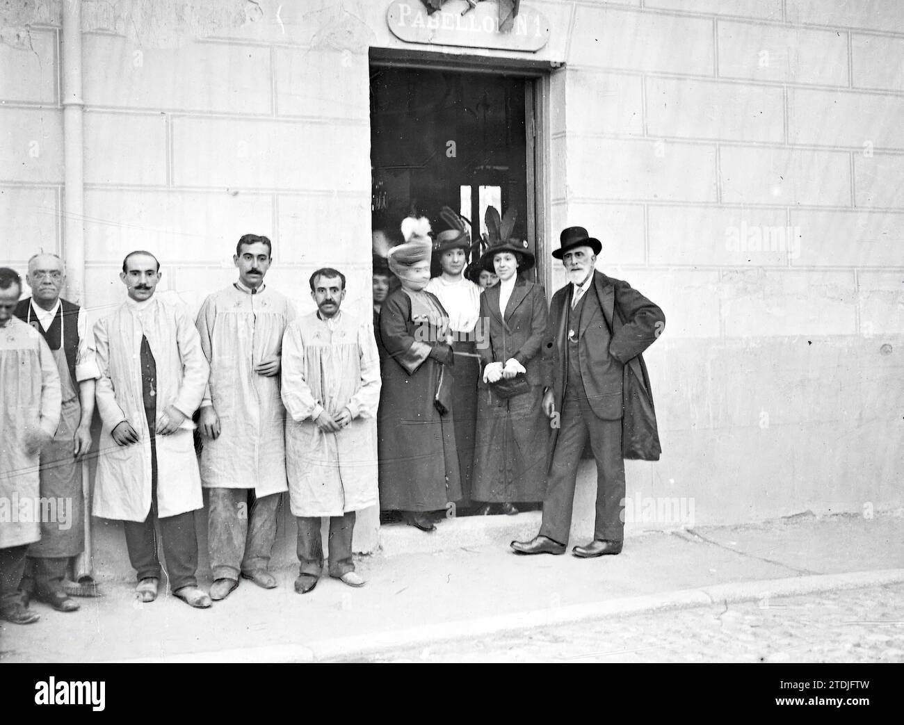 08/31/1913. Auf dem Arbeiterbasar. Don Gumersindo Azcárate und die Gräfin von San Rafael besuchten gestern den "Arbeiterbasar" in Madrid, eine wohltätige Einrichtung, die von dieser edlen Dame gegründet wurde. Quelle: Album / Archivo ABC / Julio Duque Stockfoto