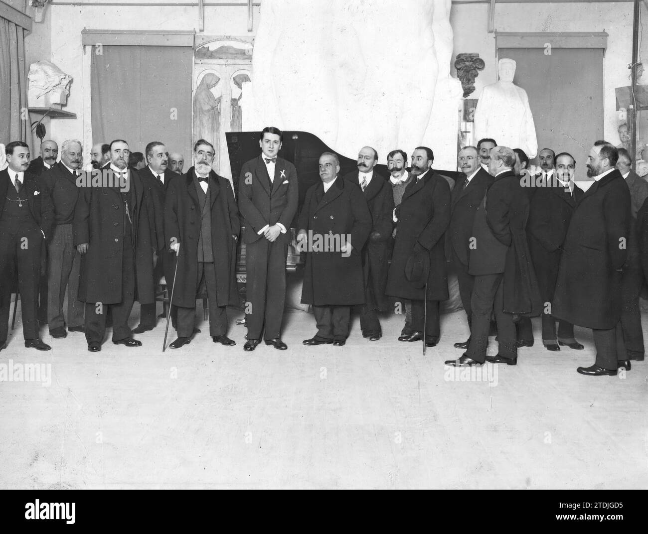 12/31/1914. Ein bemerkenswertes künstlerisches Festival. Gruppe der Teilnehmer des Konzerts, das Maestro Stefani (X) im Atelier des berühmten Bildhauers Mariano Benlliure gab. Quelle: Album / Archivo ABC / Julio Duque Stockfoto