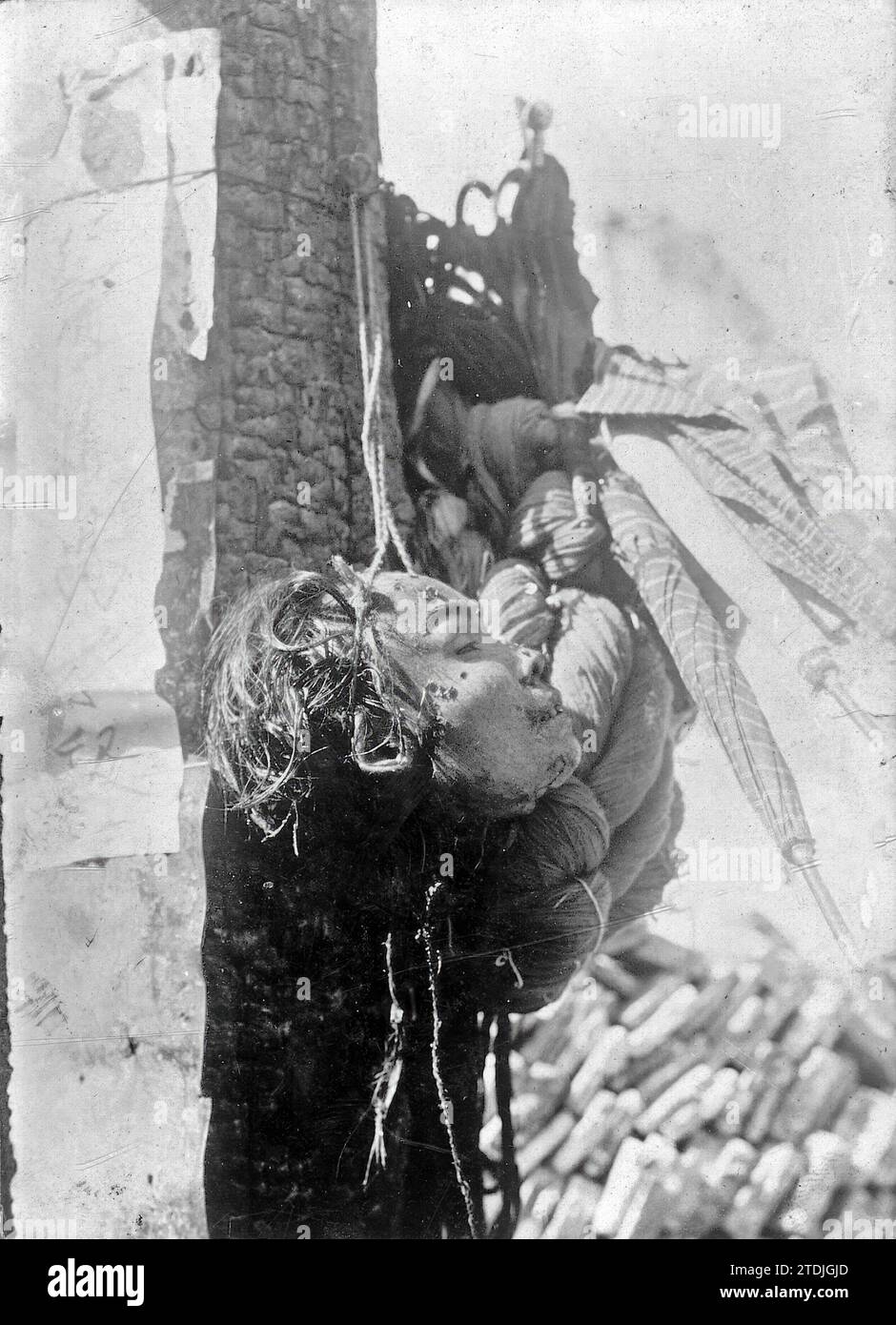 01/01/1912. Chinesische Justiz. Bestrafung eines Diebes, weil er Regenschirme gestohlen hat, die neben dem Kopffoto Han Kon hängen. Quelle: Album/Archivo ABC Stockfoto