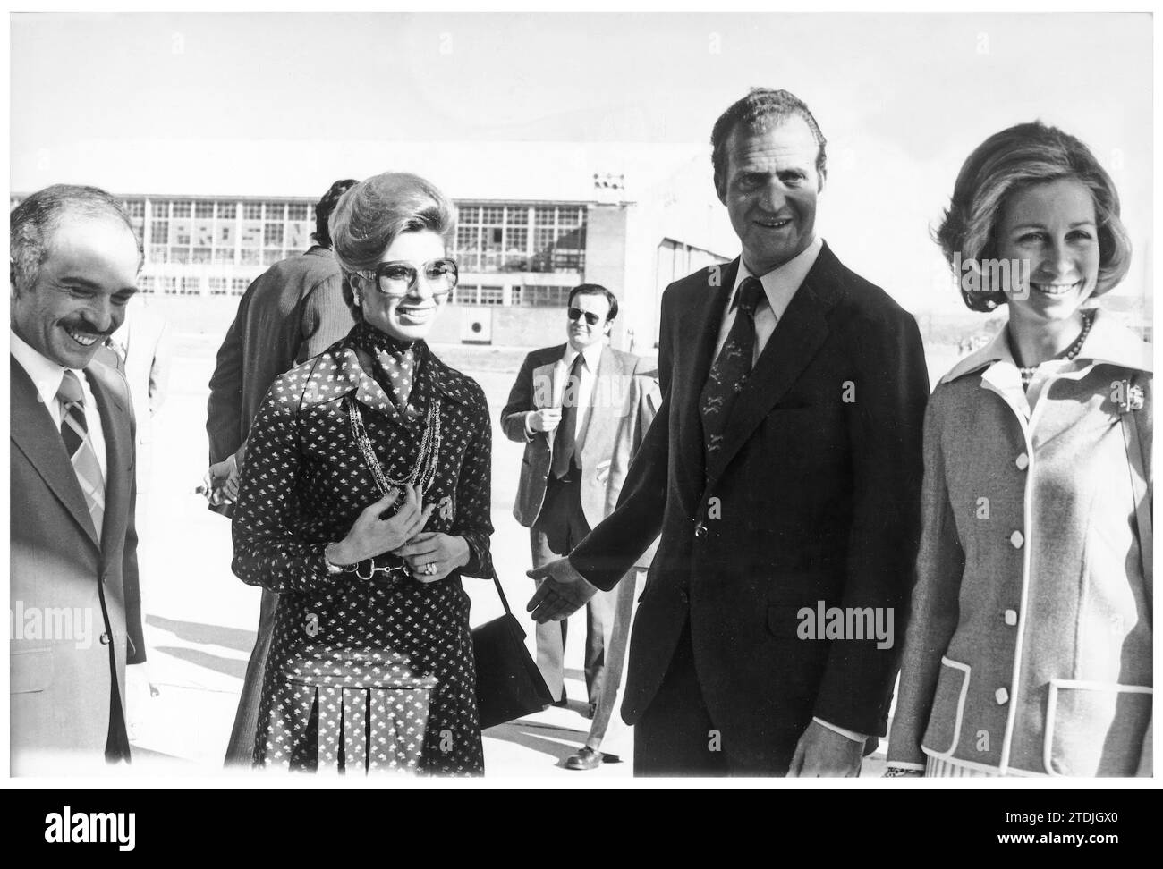 03/27/1976. König Hussein von Jordanien, begleitet von seiner Frau Königin Alia, kam am Flughafen von Barajas an, wo sie von seiner Majestät empfangen wurden. Die Könige von Spanien. Quelle: Album / Archivo ABC / Manuel Sanz Bermejo Stockfoto