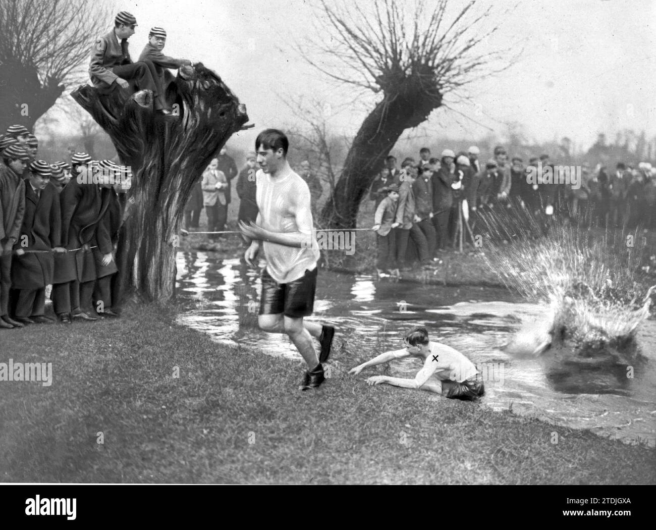 02/29/1916. Die Sporterziehung eines englischen Prinzen. Prinz Henry (X), dritter Sohn der Könige von England, nahm an einem „Steeplechase“-Rennen für Schüler der Eton School Teil. Quelle: Album/Archivo ABC Stockfoto