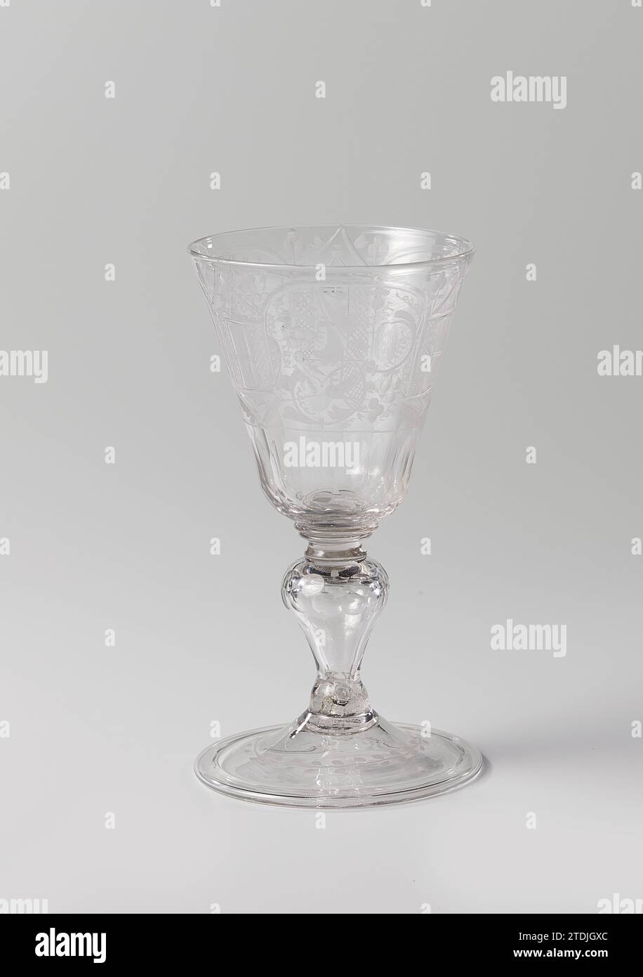 Doppelschachtel mit Ornamenten, anonym, ca. 1725 - ca. 1750 Doppelschachtel aus klarem, farblosem Glas. Auf dem Kelch kleine tief eingeschnittene Ornamente. Bohemia Glasmahlen / Glasblasen Doppelbox aus klarem, farblosem Glas. Auf dem Kelch kleine tief eingeschnittene Ornamente. Böhmisches Glasmahlen/Glasblasen Stockfoto