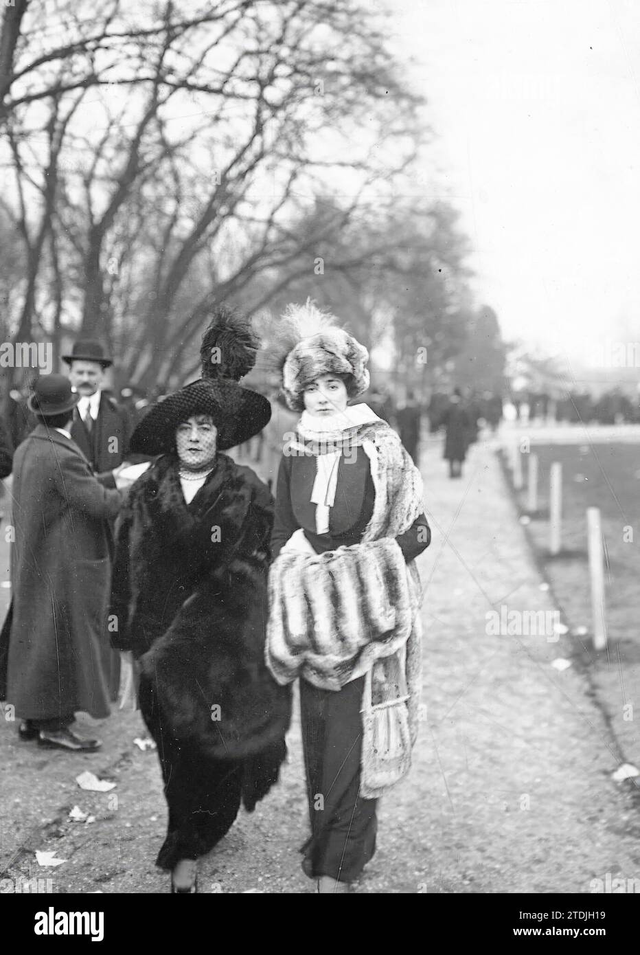 02/14/1912. Pariser Moden. Zwei elegante Mädchen in der neuesten Mode - Wiedereröffnung von Autteville. Quelle: Album / Archivo ABC / M. Rol Stockfoto