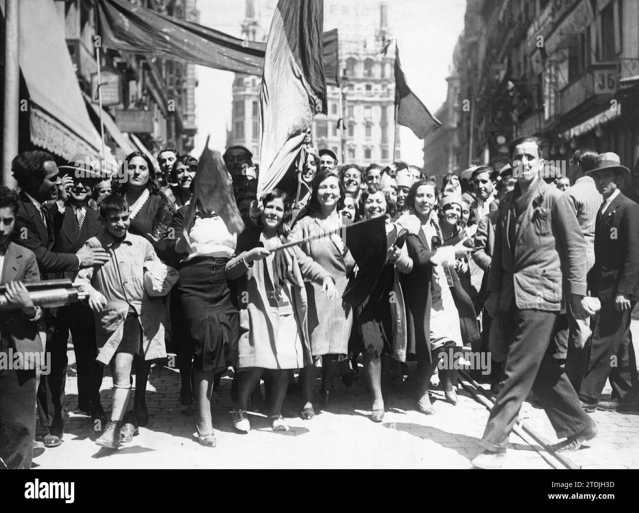 Madrid, 14.04.1931. Ausrufung der Zweiten Republik. Auf dem Bild eine Gruppe von Arbeitern, die die Trikolore-Flaggen in der Hand tragen. Quelle: Album / Archivo ABC / Alfonso Stockfoto