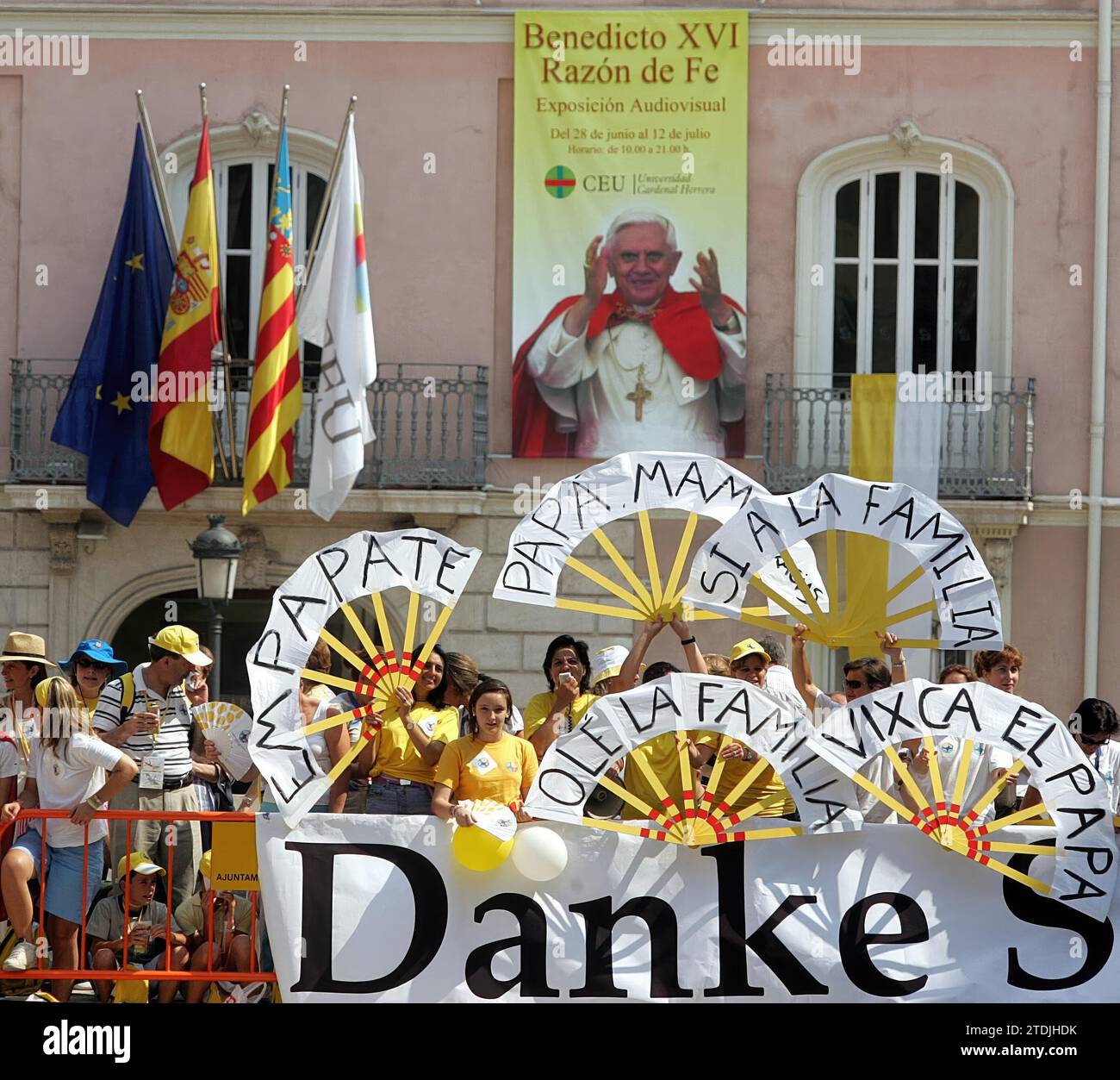 ROBER SOLSONA............... 20060708..... VALENCIA... Pilger erwarten die Ankunft von Papst Benedikt XVI. Rund um die Kathedrale von Valencia. Seine Heiligkeit begab sich heute auf eine Reise nach Valencia, bei seinem ersten zweitägigen Besuch in Spanien, an dem er am V World Meeting of Families teilnehmen wird. Quelle: Album / Archivo ABC / Rober Solsona Stockfoto