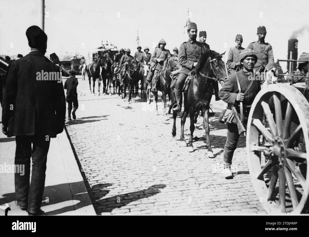 09/30/1914. Mobilisierung der türkischen Armee. Ein Artillerieregiment marschiert durch die Straßen von Konstantinopel. Quelle: Album / Archivo ABC / Louis Hugelmann Stockfoto