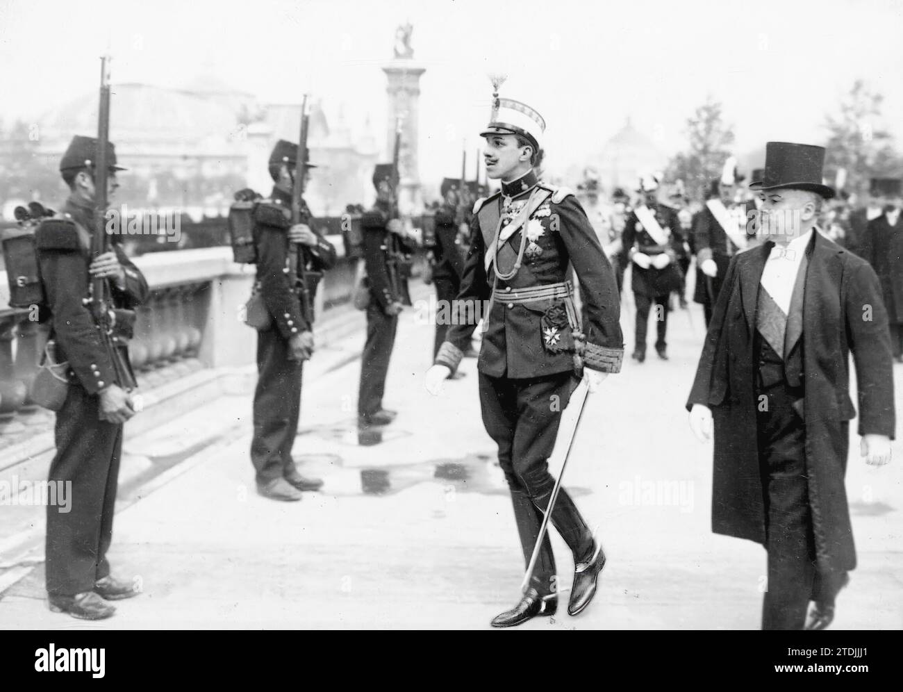 Paris, 7.5.1913. Der erste Tag des Aufenthalts des Königs in Paris. D. Alfonso XIII. Und der Präsident der Französischen Republik, Raymond Poincaré, prüfen die Truppen auf der Invalidensesplanade. Quelle: Album / Archivo ABC / Louis Hugelmann Stockfoto