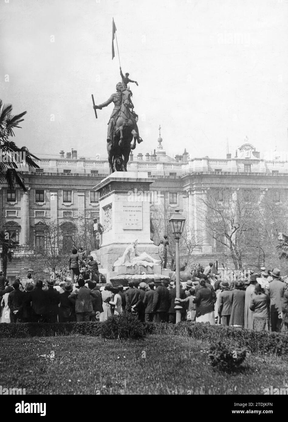 04/14/1931. Proklamation der republik in Madrid. In die Gärten der Plaza de Oriente fielen die Menschen ein, die begeistert den Moment des Hissens der Flagge der Republik in dem Palast, der so lange die Heimat der Könige war, applaudieren. Die patriotische Freude ist so, dass einige Enthusiasten die Reiterstatue von Philipp IV. Erklimmen und von der höchsten aus republikanische Flaggen schwenken. Quelle: Album / Archivo ABC / Alfonso Sánchez García Alfonso Stockfoto