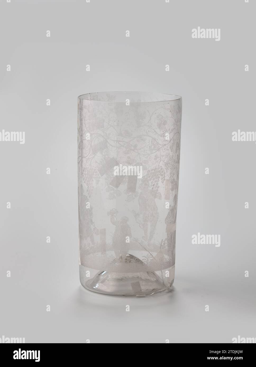 Becher mit tanzenden Bauern, anonym, ca. 1680 - ca. 1700 tief eingelegter Boden, zylindrischer Körper. Auf dem Körper sind ein tanzendes Bauernpaar auf eine Oberfläche aus Gras und Pflanzen graviert, ein Pfeifenraucher und tanzender Bauer und ein Geigenspieler mit einem Bierbecher in der Hand. Über der Show um einen Weinstand. Glasbläser: Niederländisches GlasbläserRotterdam Glasbläserei tiefer eingesetzter Boden, zylindrischer Körper. Auf dem Körper sind ein tanzendes Bauernpaar auf eine Oberfläche aus Gras und Pflanzen graviert, ein Pfeifenraucher und tanzender Bauer und ein Geigenspieler mit einem Bierbecher in der Hand. Über der Show um einen Weinstand. Glasbläser: Niedrig Stockfoto