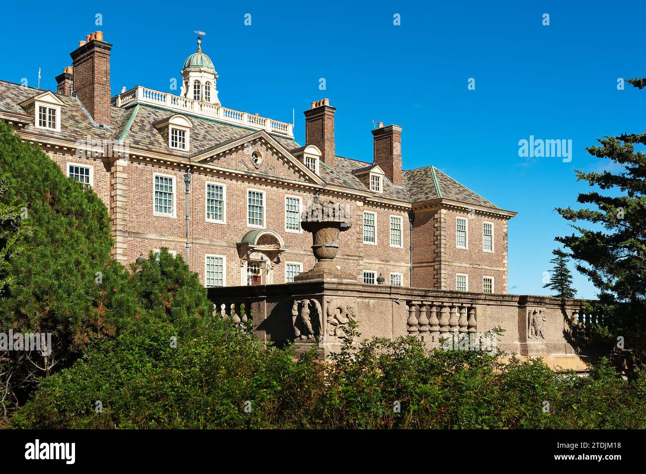 The Crane Estate - Ipswich, Massachusetts. Warme Herbstsonne strahlt von der Vorderseite des Schlosses auf dem Hügel mit einem wunderschönen blauen Himmel über. Stockfoto