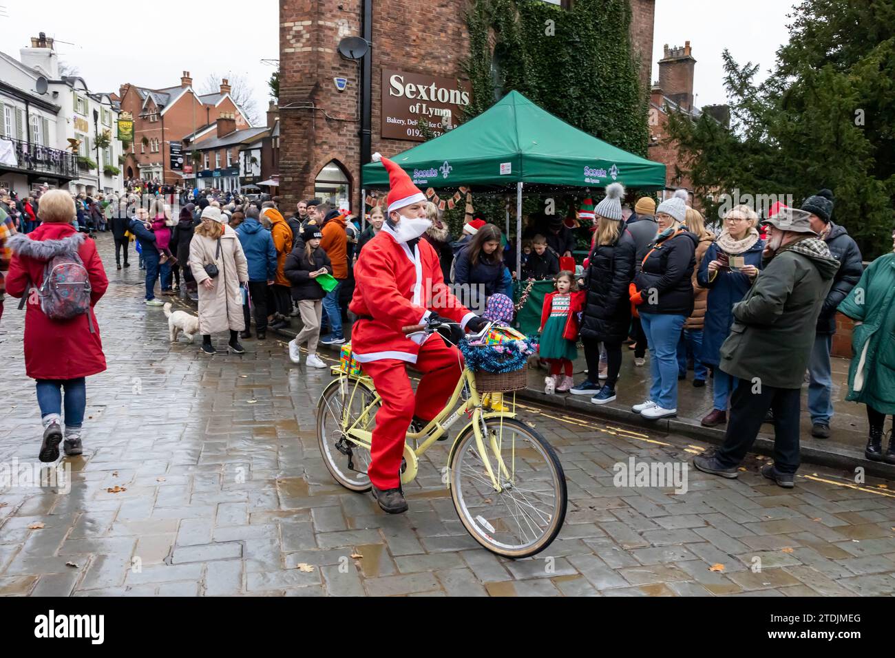 Der Santa Dash von 2023 lief beim Dickensian Day Festival durch das Dorf Lymm in Cheshire Stockfoto