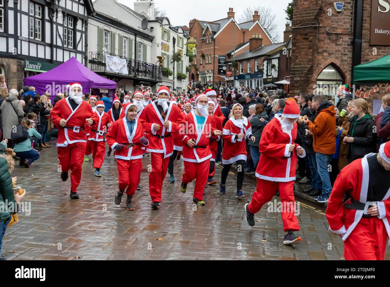 Der Santa Dash von 2023 lief beim Dickensian Day Festival durch das Dorf Lymm in Cheshire Stockfoto