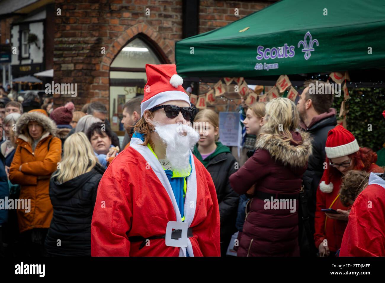 Der Santa Dash von 2023 lief beim Dickensian Day Festival durch das Dorf Lymm in Cheshire Stockfoto