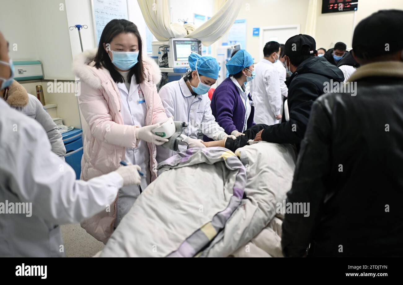 Haidong, China. Dezember 2023. Eine Person, die bei einem Erdbeben verletzt wurde, wird in einem Krankenhaus in Minhe Hui und Tu Autonomous County der Stadt Haidong, nordwestchinesische Provinz Qinghai, am 19. Dezember 2023 behandelt. Neun Tote und 124 weitere Verletzte wurden in Haidong, nordwestchinesischer Provinz Qinghai, bestätigt, nachdem ein Erdbeben der Stärke 6,2 die benachbarte Provinz Gansu am späten Montagabend erschüttert hatte. Das Epizentrum lag nur 5 km von der Grenze zwischen den beiden Provinzen entfernt. Viele Gebiete in Qinghai haben starke Zittern zu spüren bekommen. (Xinhua Stockfoto