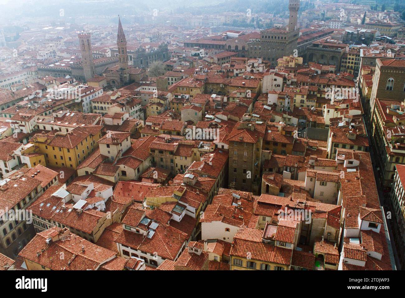 Körniges Filmfoto von alten Dächern im historischen Stadtzentrum von Florenz Italien. Aufgenommen Im Januar 1994. Stockfoto