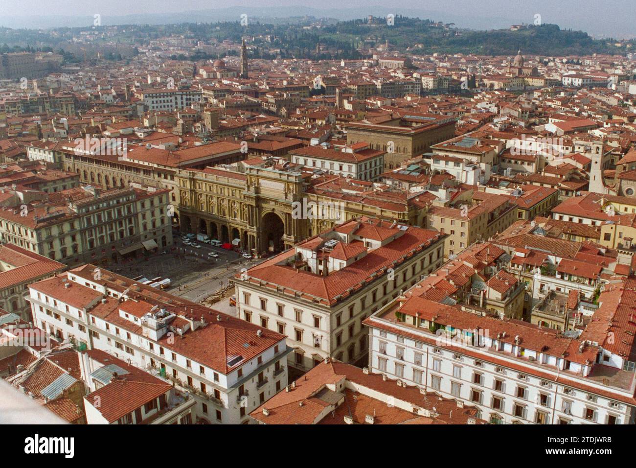 Florenz Italien. Grobkörniger Filmfoto in Richtung des historischen Stadtzentrums. Aufgenommen Im Januar 1994. Stockfoto