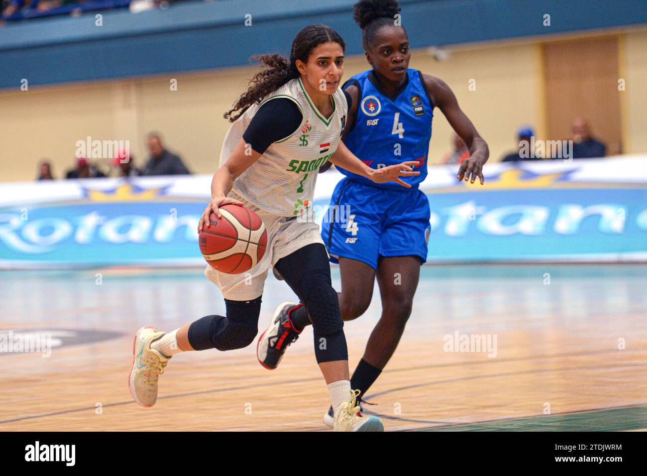 Alexandria, Ägypten. Dezember 2023. Reem Moussa (L) von Sporting Dribbles im Halbfinale der FIBA Africa Women's Basketball League 2023 zwischen Sporting of Egypt und Inter Clube of Angola in Alexandria, Ägypten, 18. Dezember 2023. Quelle: Ahmed Gomaa/Xinhua/Alamy Live News Stockfoto