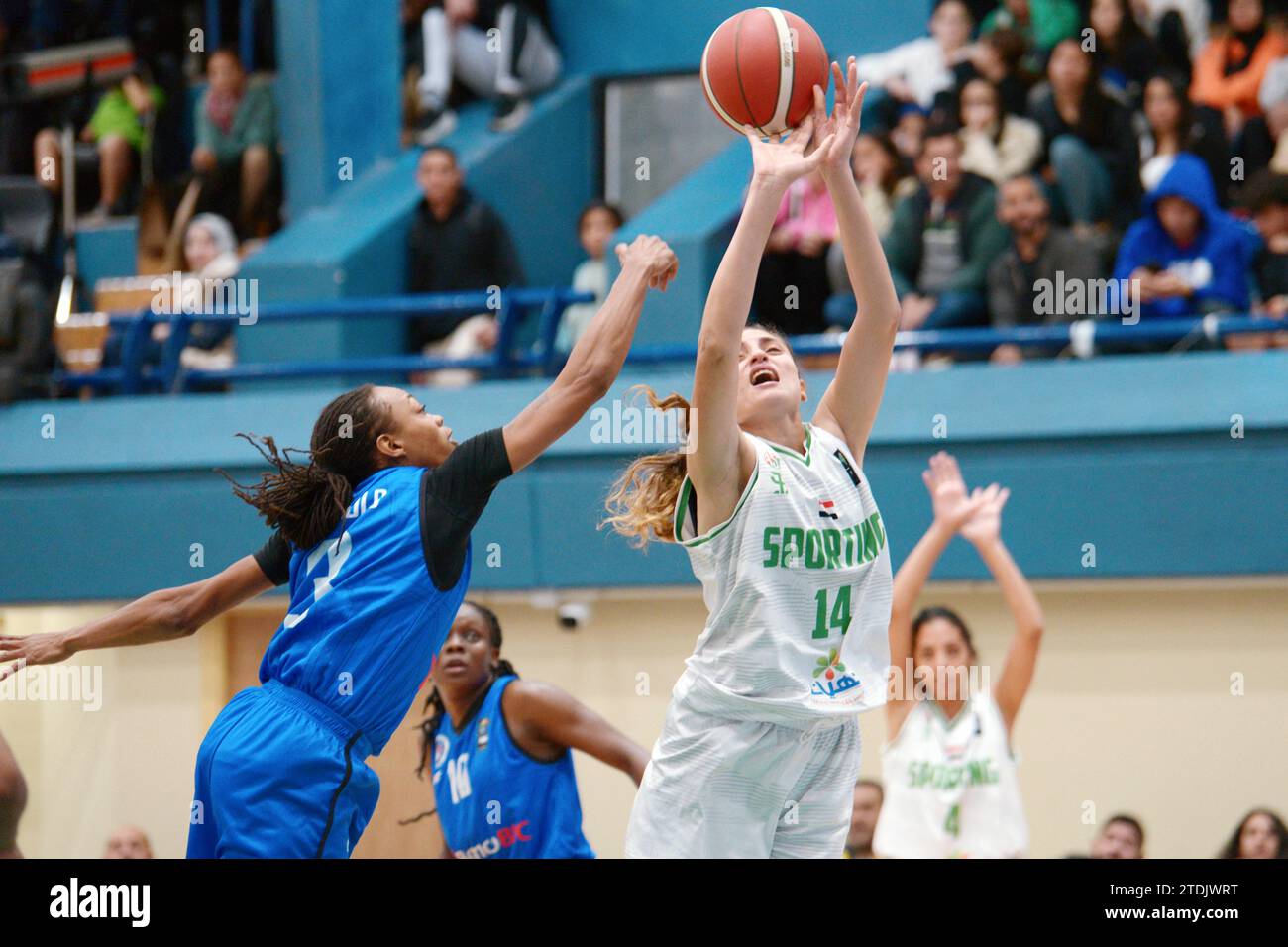 Alexandria, Ägypten. Dezember 2023. Hagar Amer (R) von Sportshoots während des Halbfinales der FIBA Africa Women's Basketball League 2023 zwischen Sporting of Egypt und Inter Clube of Angola in Alexandria, Ägypten, 18. Dezember 2023. Quelle: Ahmed Gomaa/Xinhua/Alamy Live News Stockfoto