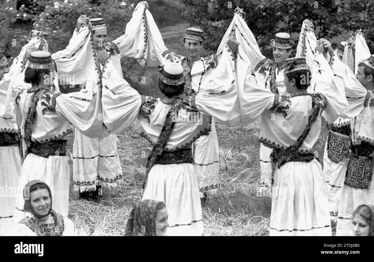 Die Sozialistische Republik Rumänien, ca. 1979. Die Leute versammeln sich in Nationalkostümen und führen einen traditionellen Tanz auf. Stockfoto