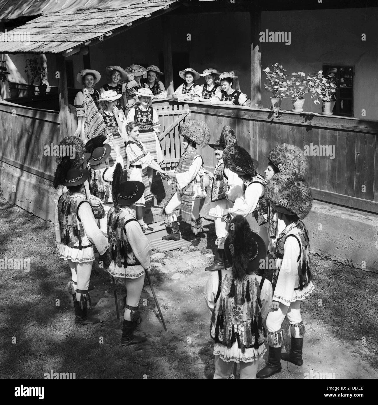 Die Sozialistische Republik Rumänien, ca. 1979. Gruppe von Tänzern in traditionellen Nationalkostümen. Stockfoto