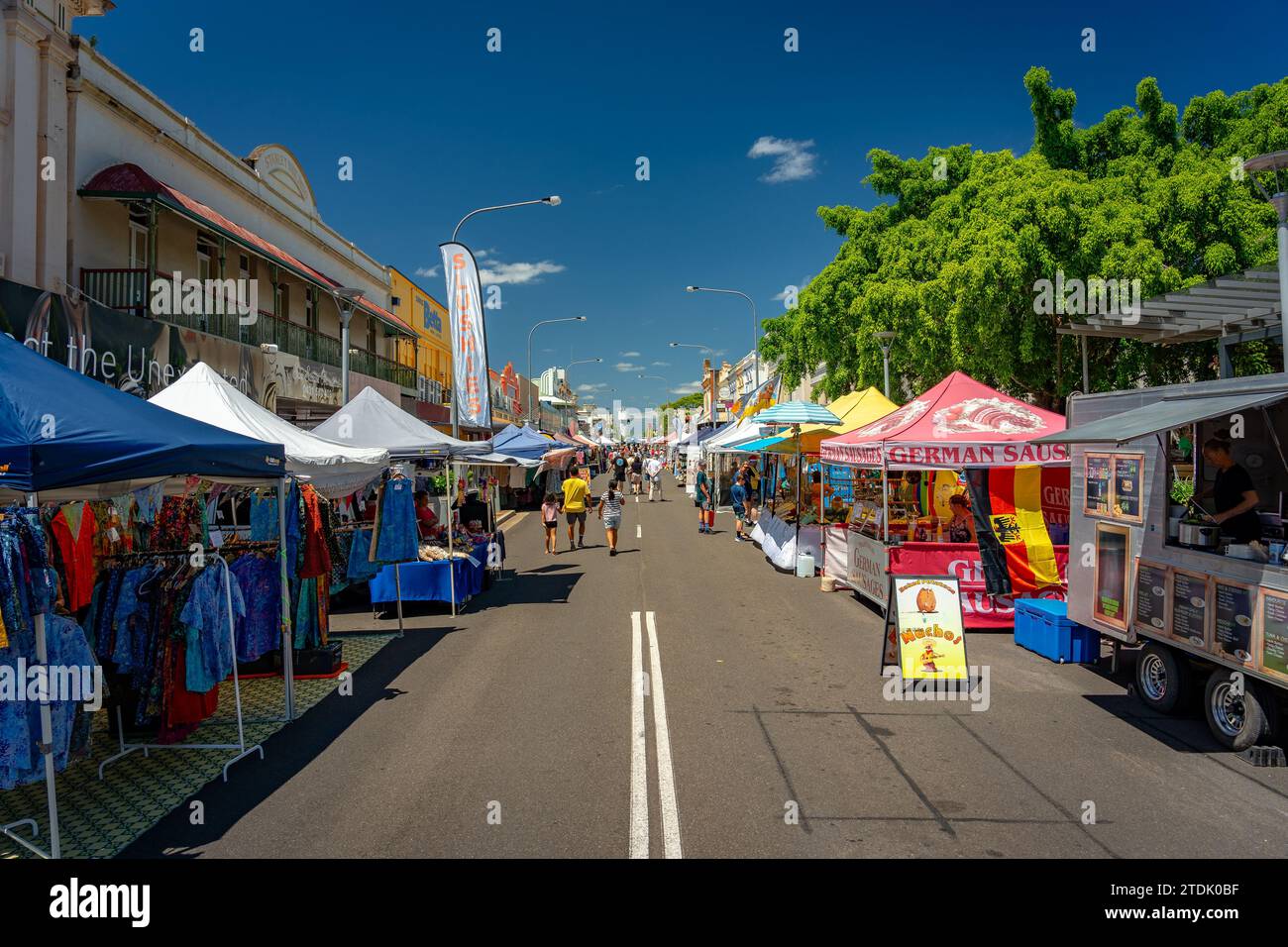 Maryborough, QLD, Australien - Straßenmarkt entlang der Adelaide Street Stockfoto