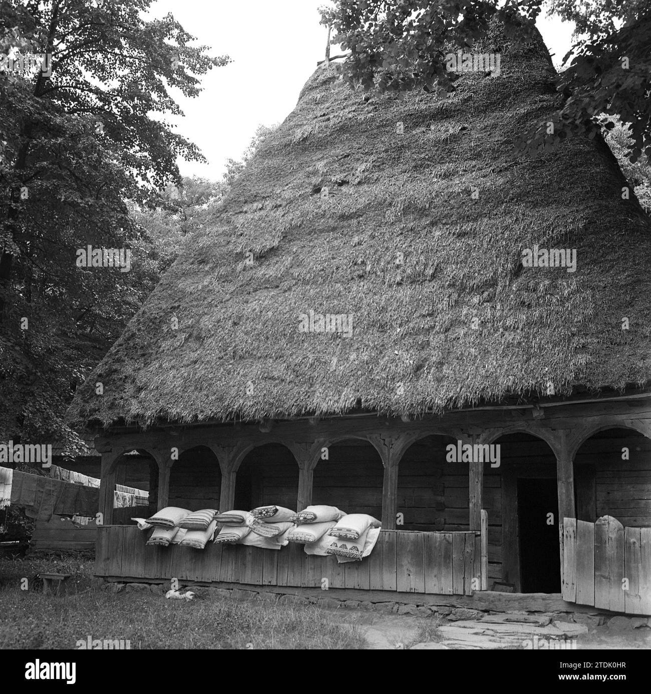 Dorfmuseum, Bukarest, Rumänien, ca. 1980. Authentisches Haus aus dem 19. Jahrhundert aus Alba County mit schöner Holzveranda und Strohdach. Stockfoto