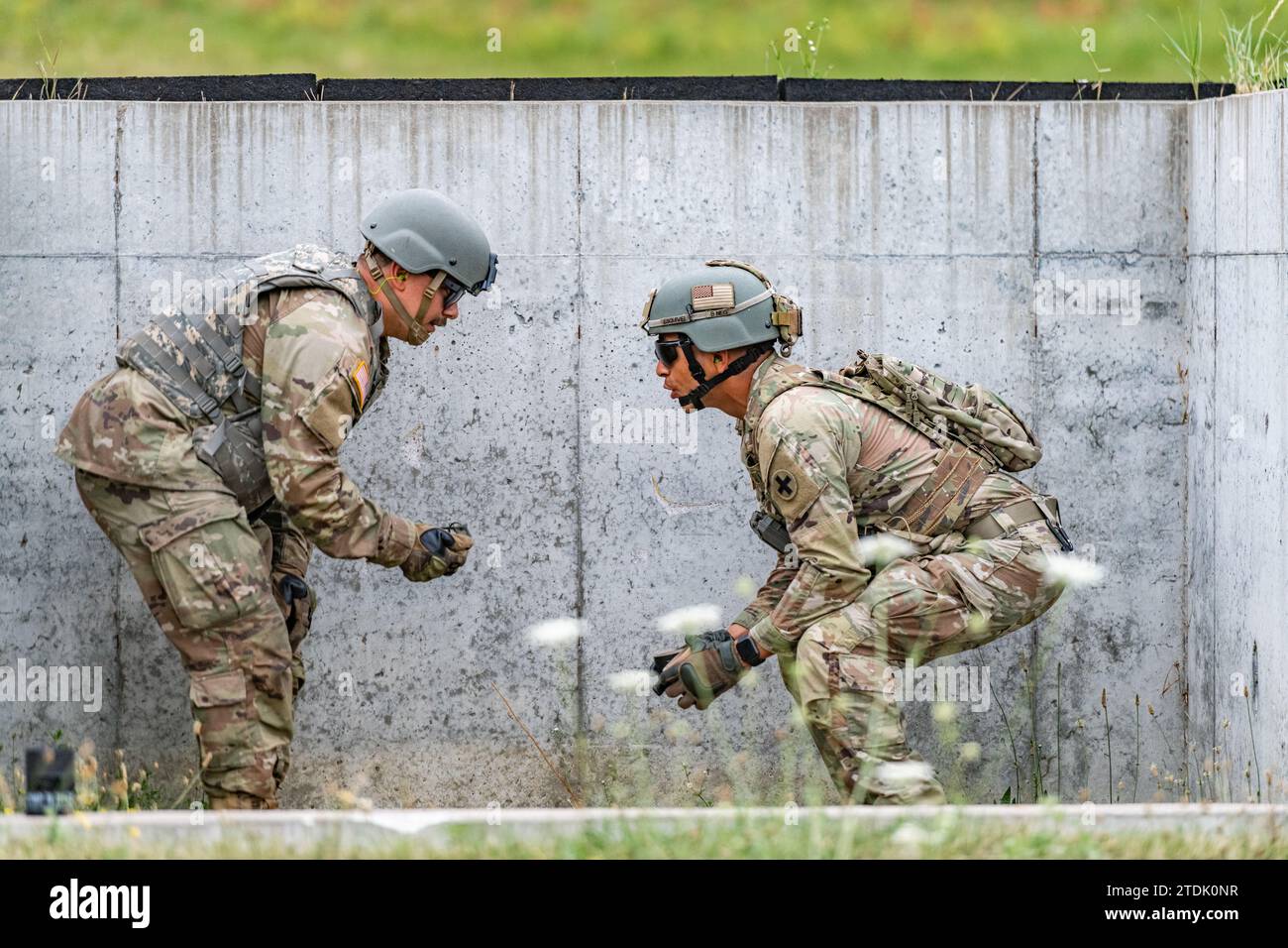 Soldaten der Nationalgarde der Illinois Army der 106. Kavallerie live Handgranatentraining auf Range 8 während des jährlichen Einheitstrainings in Fort McCoy, Wiss. Stockfoto