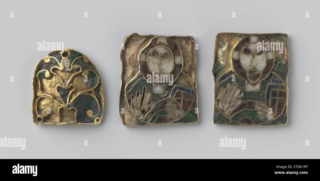 Kathedrale mit drei Bildern, zwei mit Darstellungen eines heiligen, das andere mit Ornament, anonym, 850 - 1000 drei kleine Plaketten mit E-Mail-Cloissonne und Vergoldung verziert. Zwei quadratische Plaketten zeigen einen heiligen mit einem nimbus in Rot und weiß und der Hand in einer segnenden Geste. Die Kleidung hat die Farben Rot, Blau, Grün und weiß. Die dritte Plakette ist etwas kleiner und halbkreisförmig. Das ist mit einem Ornament versehen. Meuse Area Gold (Metall) drei kleine Plaketten mit E-Mail-Cloissonne und Vergoldung. Zwei Plaketten sind quadratisch und zeigen einen heiligen Stockfoto