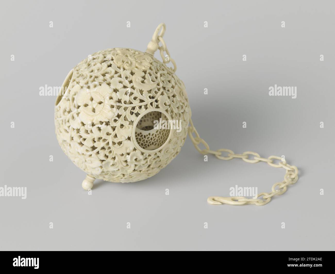 Kugel mit acht (?) Kleinere Kugeln mit geometrischen durchbrochenen