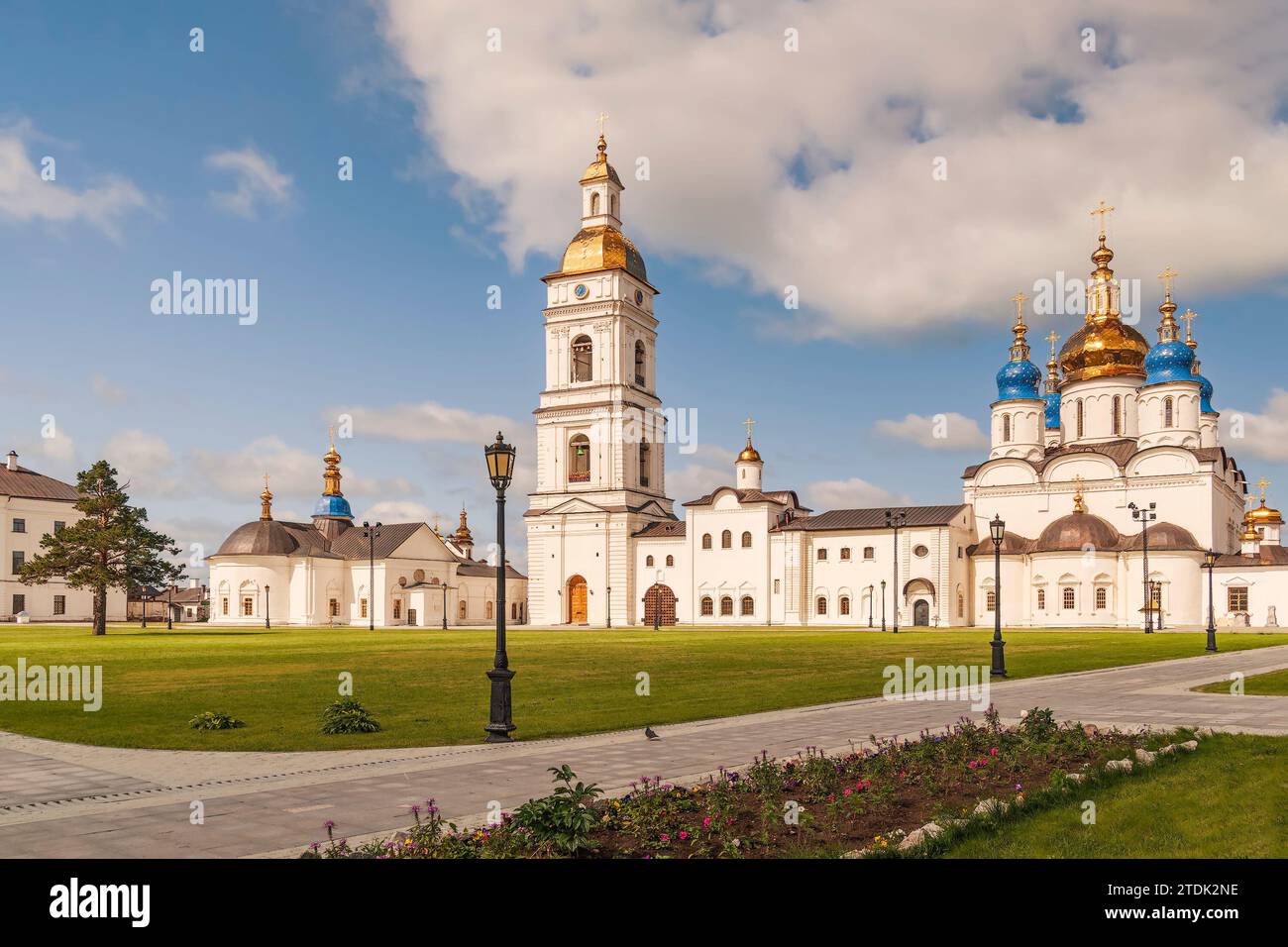 Tobolsk. Oblast Tyumen. Russland, 06. Juli 2010 - Blick auf St. Sophia-Himmelfahrt-Kathedrale und Glockenturm des Tobolsker Kreml. Der Tobolsker Kreml Stockfoto