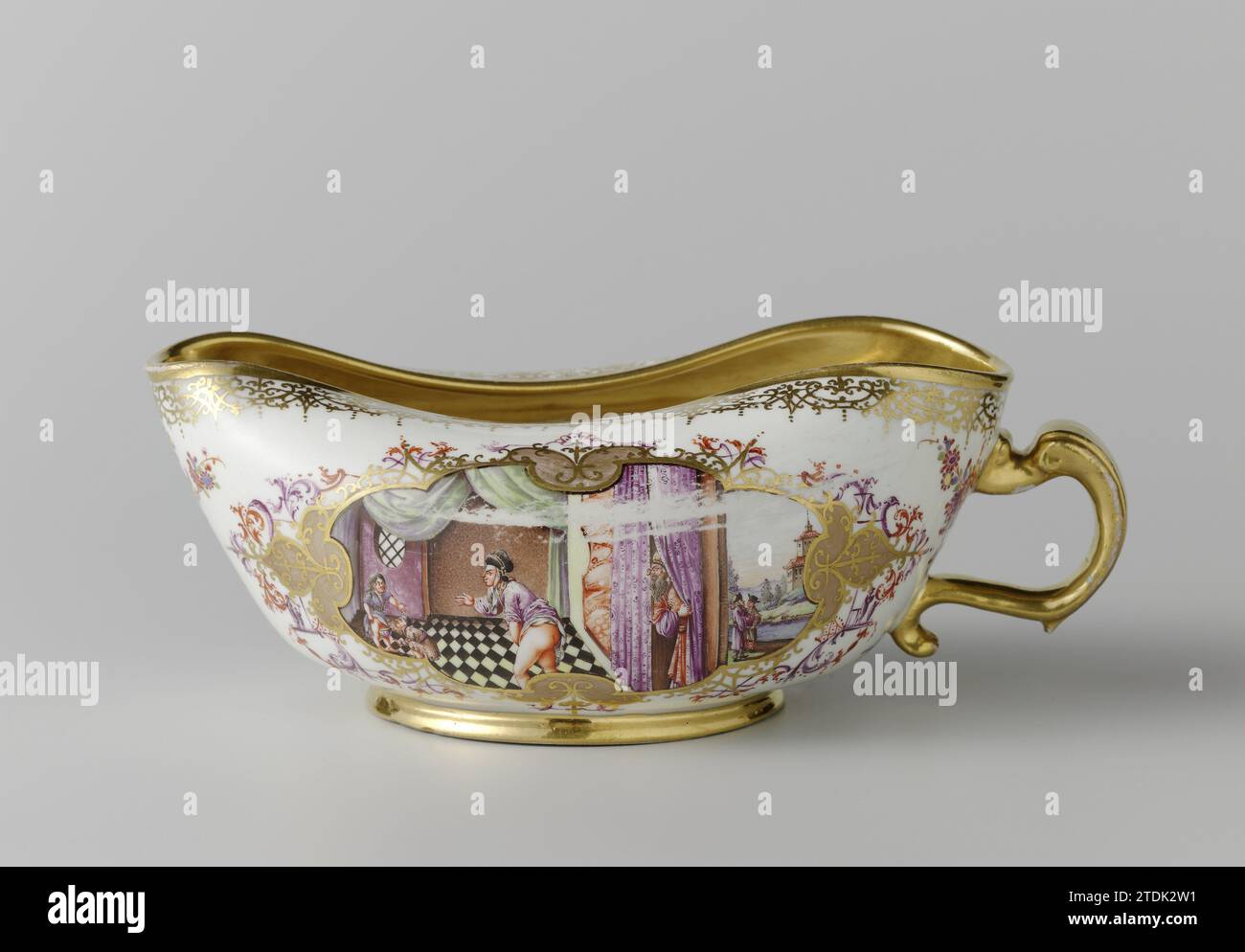 Damenkammer von Tap Bourdalu, Micker Porzellan Manufaktur, ca. 1730 - ca. 1735 Bourdalou aus bemaltem Porzellan. Das ovale Bourdalou ist mit Höroldt-Chinoiserien in einem Viergang dekoriert. Der Bourdalou hat ein Ohr und ist markiert. Float Porzellan Bourdalou aus bemaltem Porzellan. Das ovale Bourdalou ist mit Höroldt-Chinoiserien in einem Viergang dekoriert. Der Bourdalou hat ein Ohr und ist markiert. Schweben Sie Porzellan Stockfoto