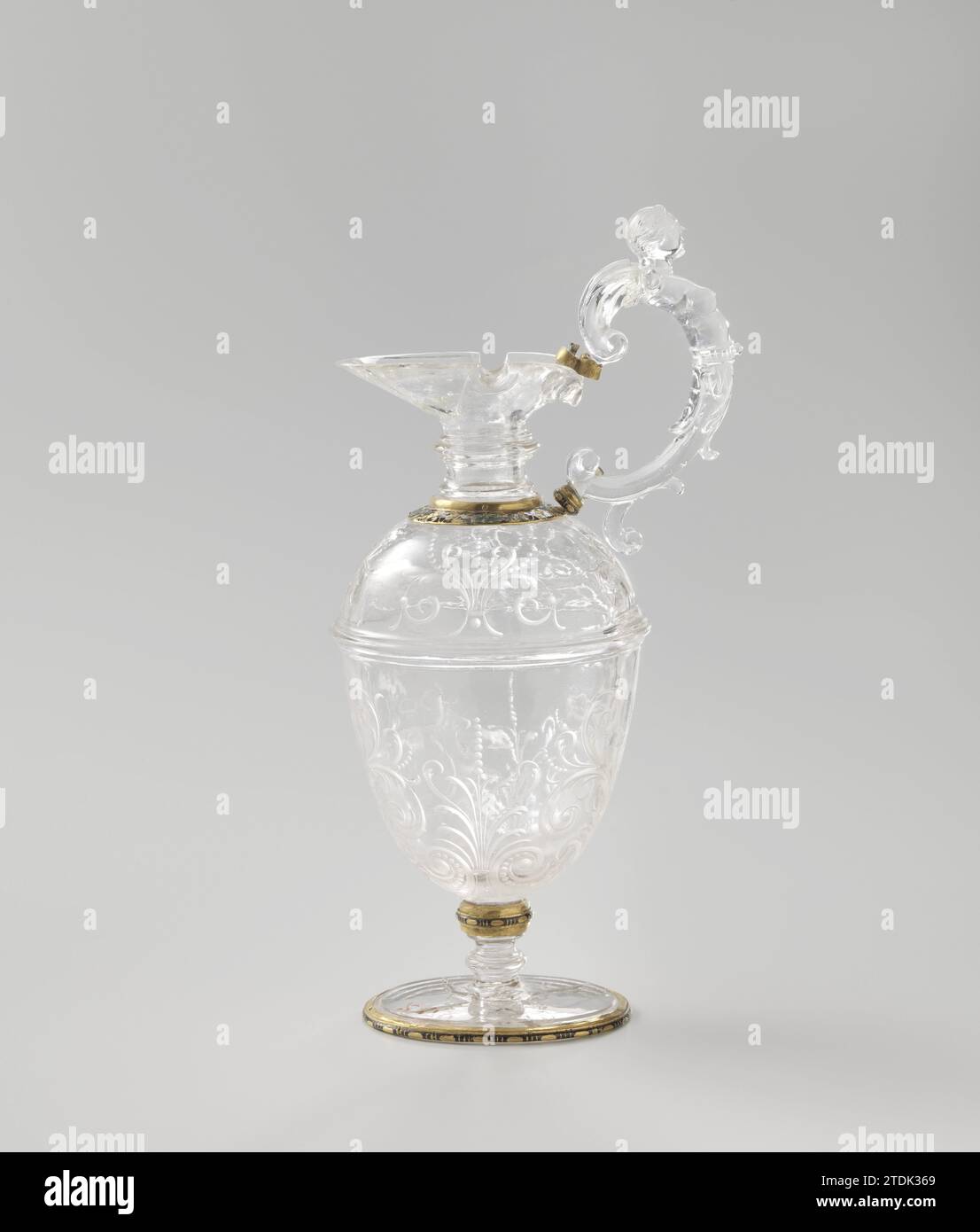 Ewer, anonym, ca. 1600 - ca. 1615 kann aus Steinkristall in einem Rahmen aus Gold und durchsichtigen E-Mails hergestellt werden. Palmetten und Tifliesen werden auf dem eiförmigen Fass geschärft. Das hochrangige Ohr wird von einem weiblichen, geflügelten Herm gebildet. Malib-Rahmen: Gold (Metall). Rahmen: Kann aus Steinkristall in einem Rahmen aus Gold und durchsichtigen E-Mails hergestellt werden. Palmetten und Tifliesen werden auf dem eiförmigen Fass geschärft. Das hochrangige Ohr wird von einem weiblichen, geflügelten Herm gebildet. Malib-Rahmen: Gold (Metall). Rahmen: Stockfoto