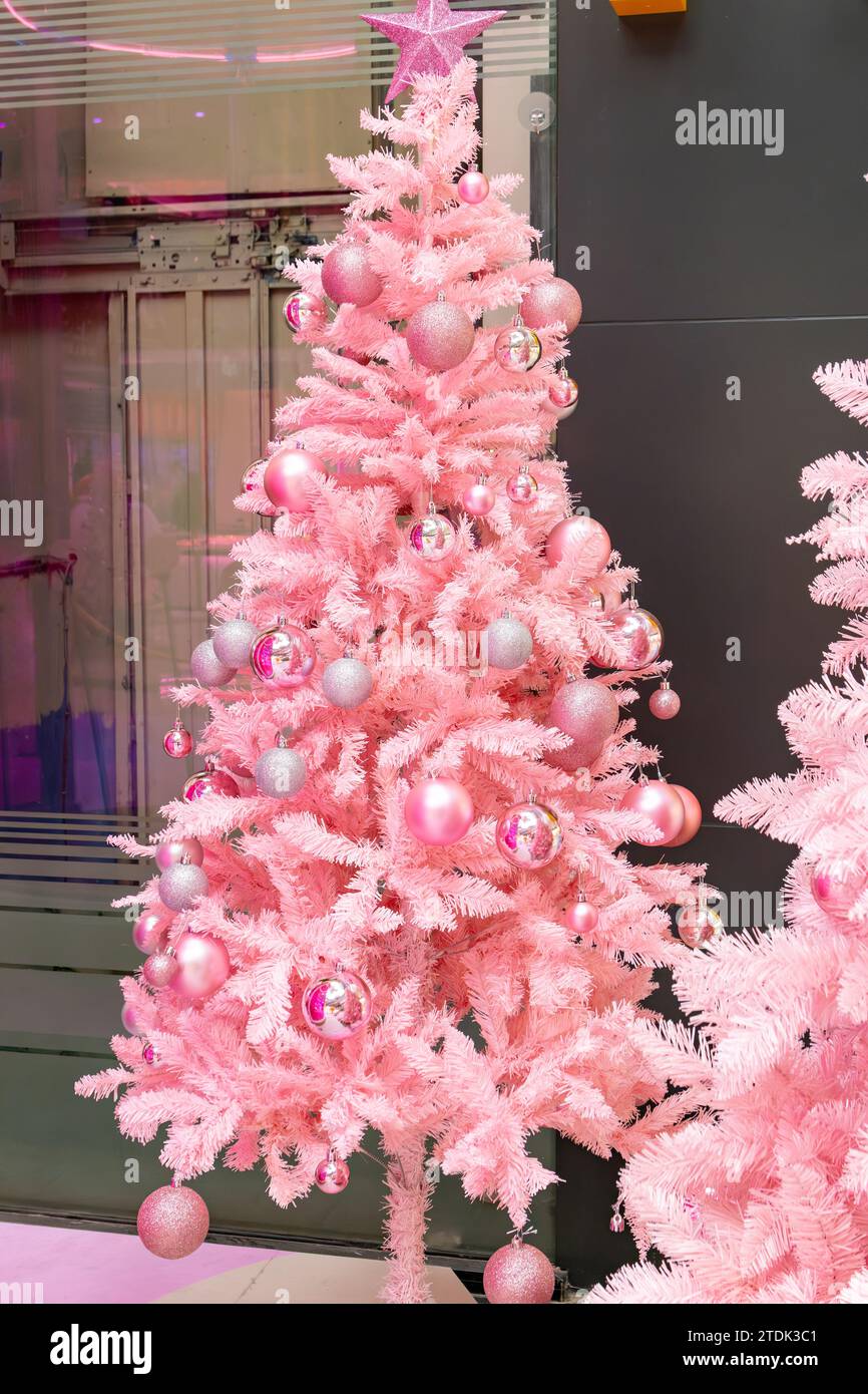 Rosafarbene Weihnachtsbäume in vertikaler Zusammensetzung Stockfoto